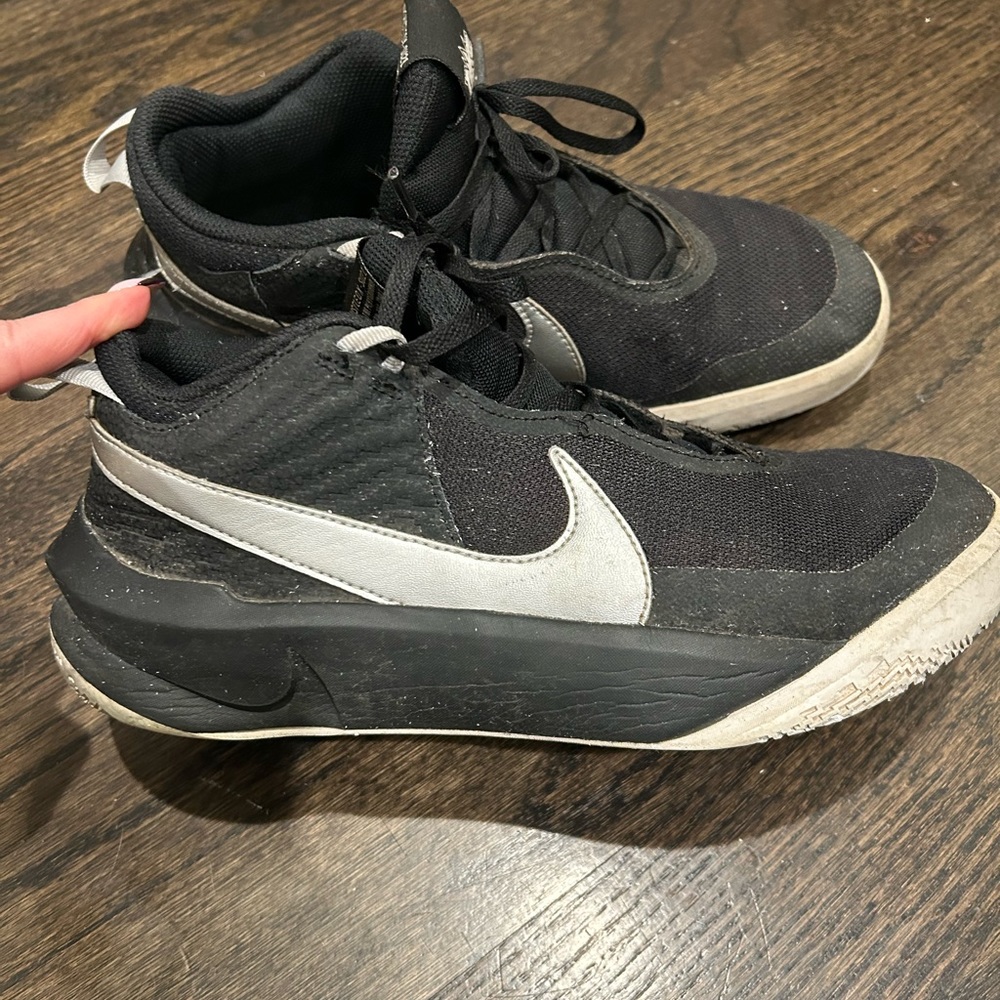 Nike Hustle DX GS Big Kids Youth Size 7Y Basketball Athletic Sneakers Shoes
